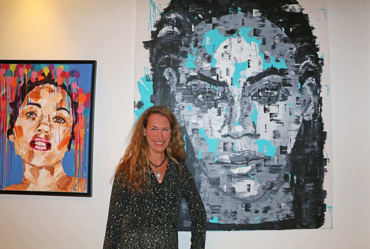 Anna Schellberg with two of her artworks at the Kempinski Hotel Bahia.
