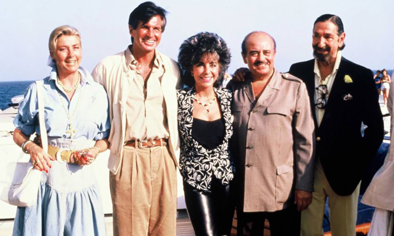 Puerto Banús Margit Ohlson, George Hamilton. Elizabeth Taylor. Adnan Khashoggi and Don Jamie de Mora y Aragon in Puerto Banús in 1986