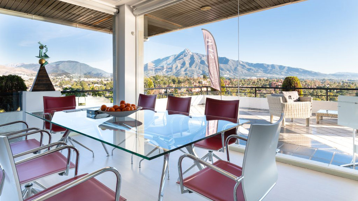 Property have fabulous offices with uninterrupted views towards La Concha mountain and the Med