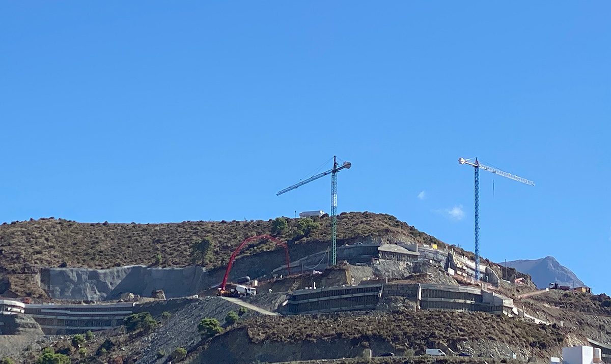 Vista Lago Residences Construction update. Two large cranes